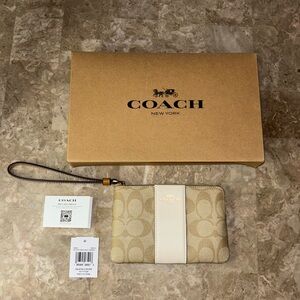 Coach Women’s Light Khaki/ Chalk Light Leather wristlet